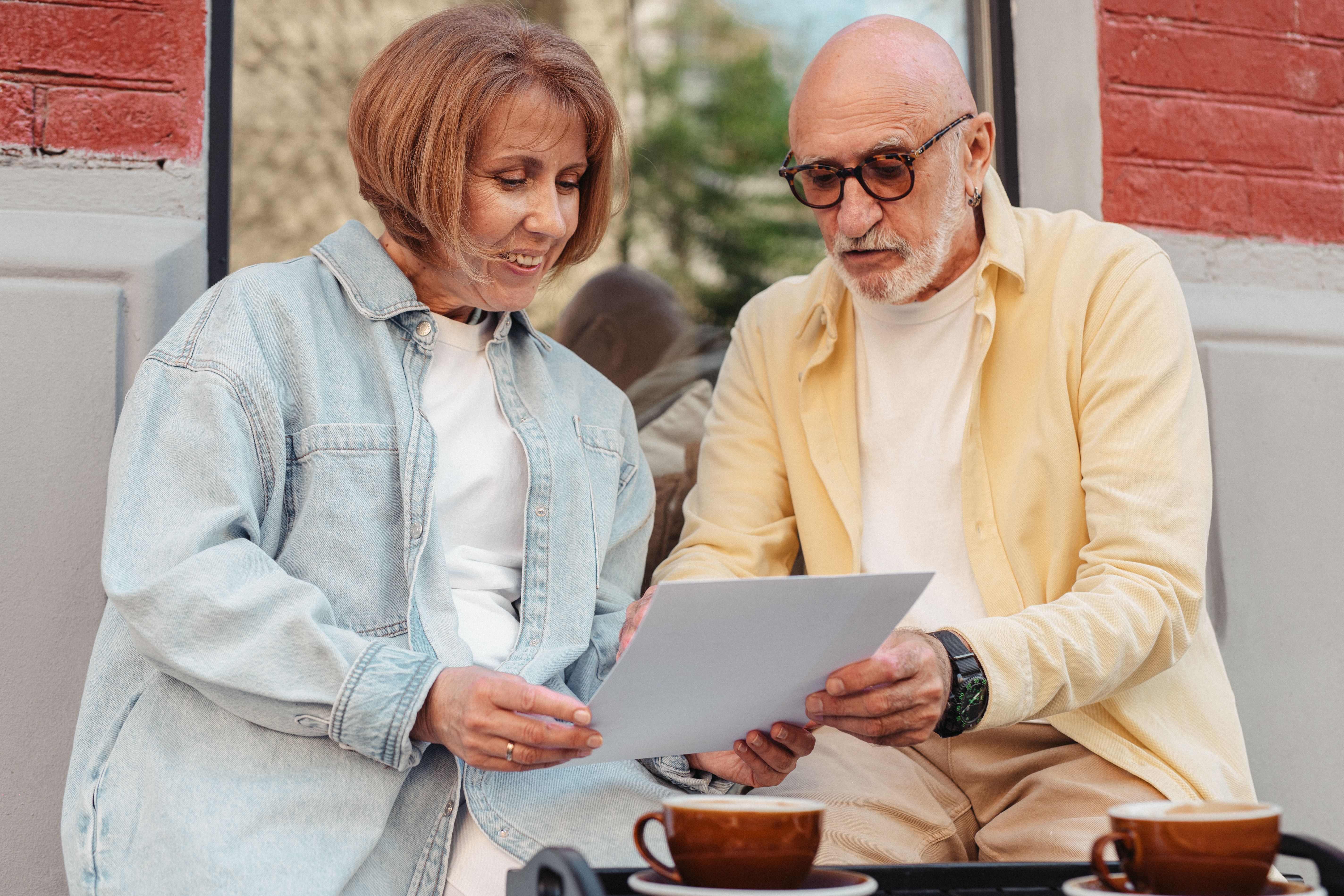 Retraité consultant le calcul de sa pension à taux plein