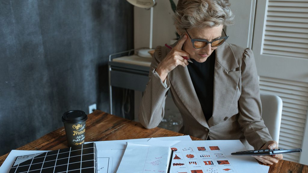 Retraitée vérifiant le calcul de sa pension de réversion