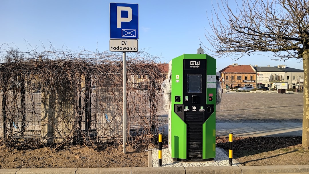 Voiture électrique branchée à une borne de recharge publique en Europe
