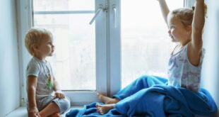 Deux enfants dans un logement familial en situation de garde alternée
