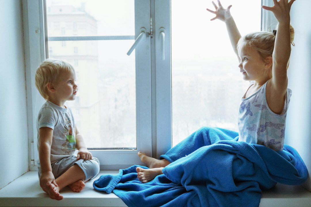 Deux enfants dans un logement familial en situation de garde alternée