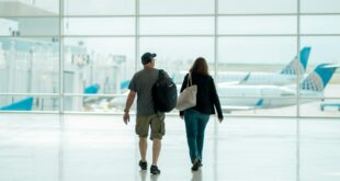 Couple de retraités voyageant à l’étranger et concerné par les règles de résidence de l’Aspa
