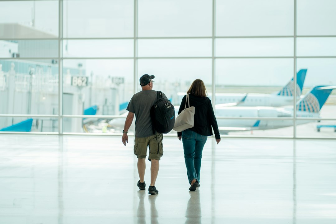 Couple de retraités voyageant à l’étranger et concerné par les règles de résidence de l’Aspa