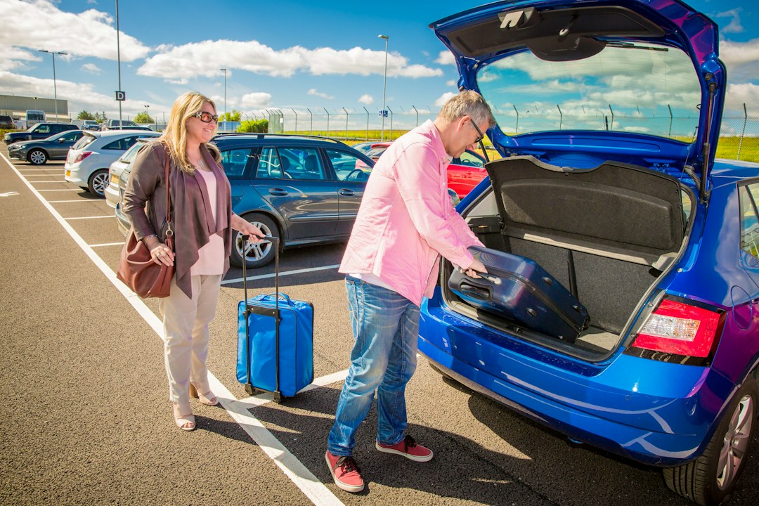 Couple chargeant ses bagages avant un séjour prolongé à l’étranger