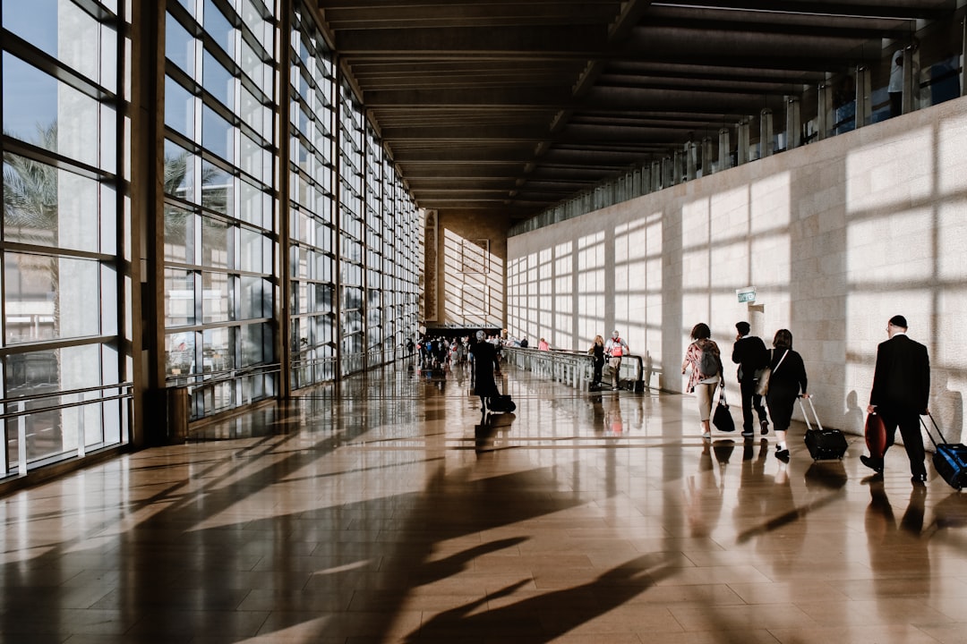 Voyageur dans un aéroport pendant un séjour à l’étranger