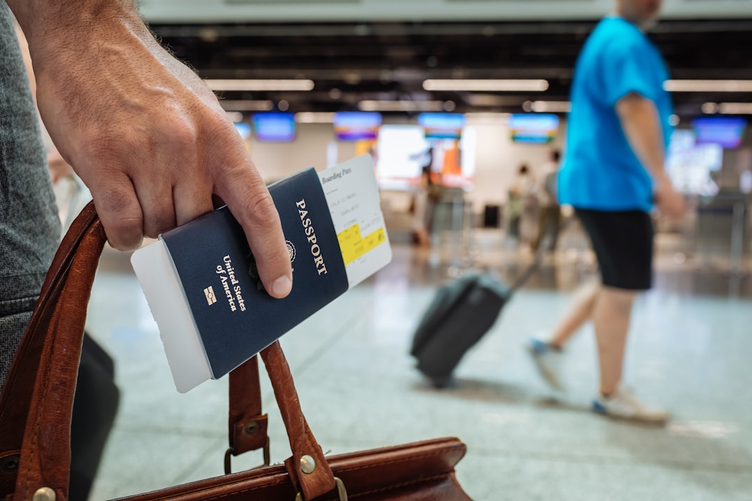 Main tenant un passeport pour plusieurs voyages à l’étranger