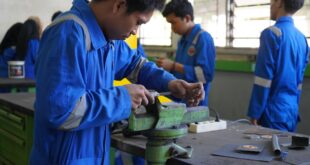 Jeunes en formation travaillant ensemble dans un atelier