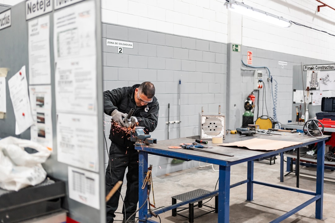 Apprenti travaillant sur un équipement professionnel