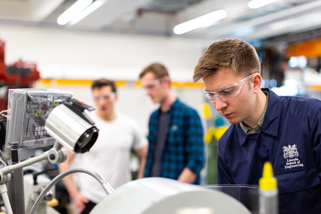 Jeune en apprentissage dans un environnement technique