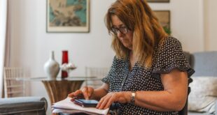 Femme examinant ses documents pour vérifier ses trimestres de retraite