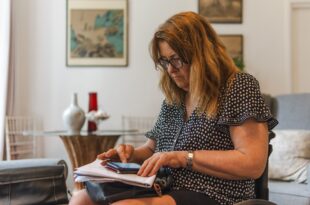 Femme examinant ses documents pour vérifier ses trimestres de retraite