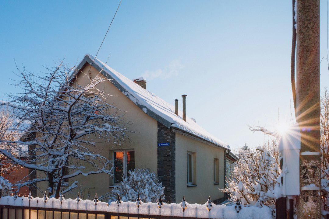 Maison sous la neige pendant la période de versement hivernal du chèque énergie