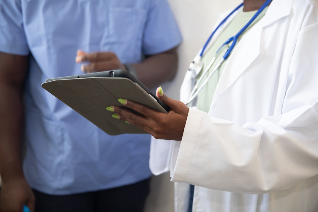 Médecin expliquant une démarche de renouvellement de la Complémentaire santé solidaire