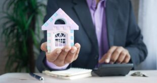 Une maison miniature représente le financement d'un crédit immobilier