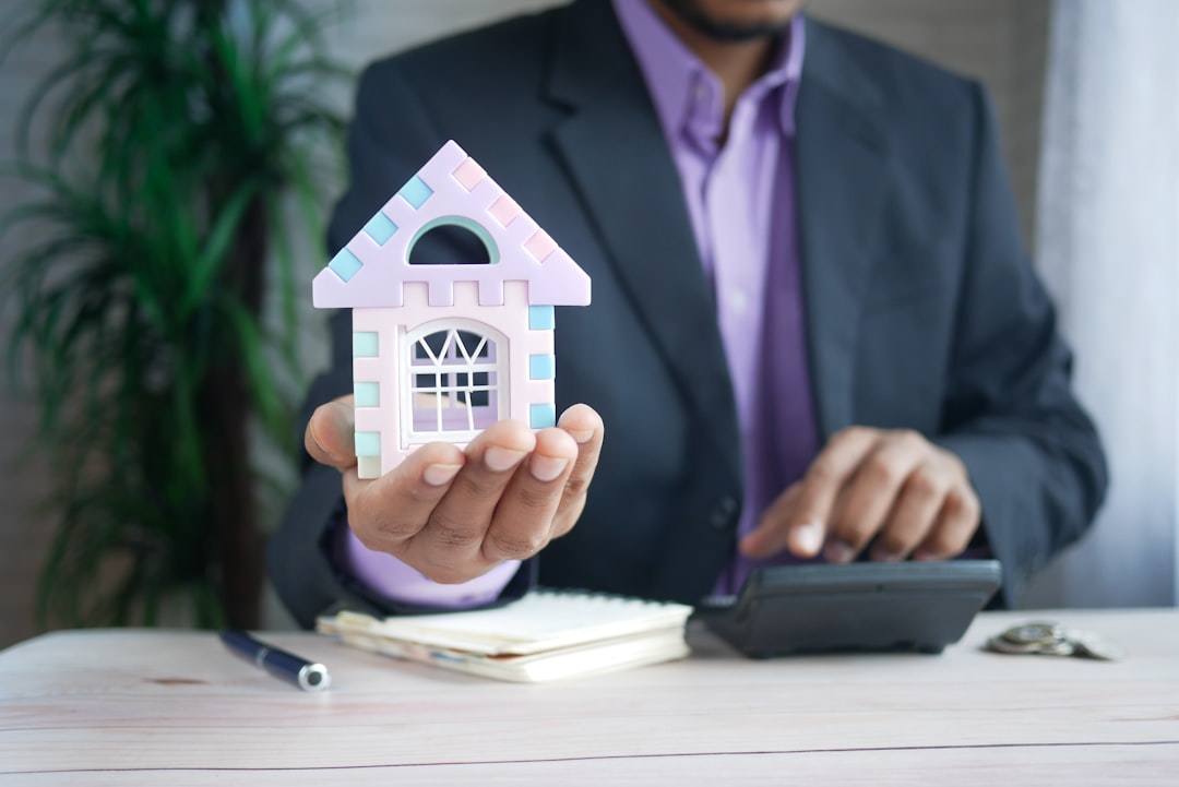 Une maison miniature représente le financement d’un crédit immobilier