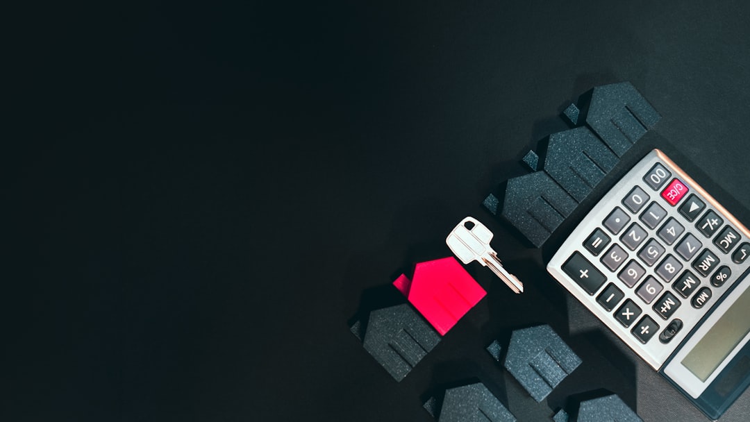 Une clé et une calculatrice servent à comparer le coût d’un prêt immobilier
