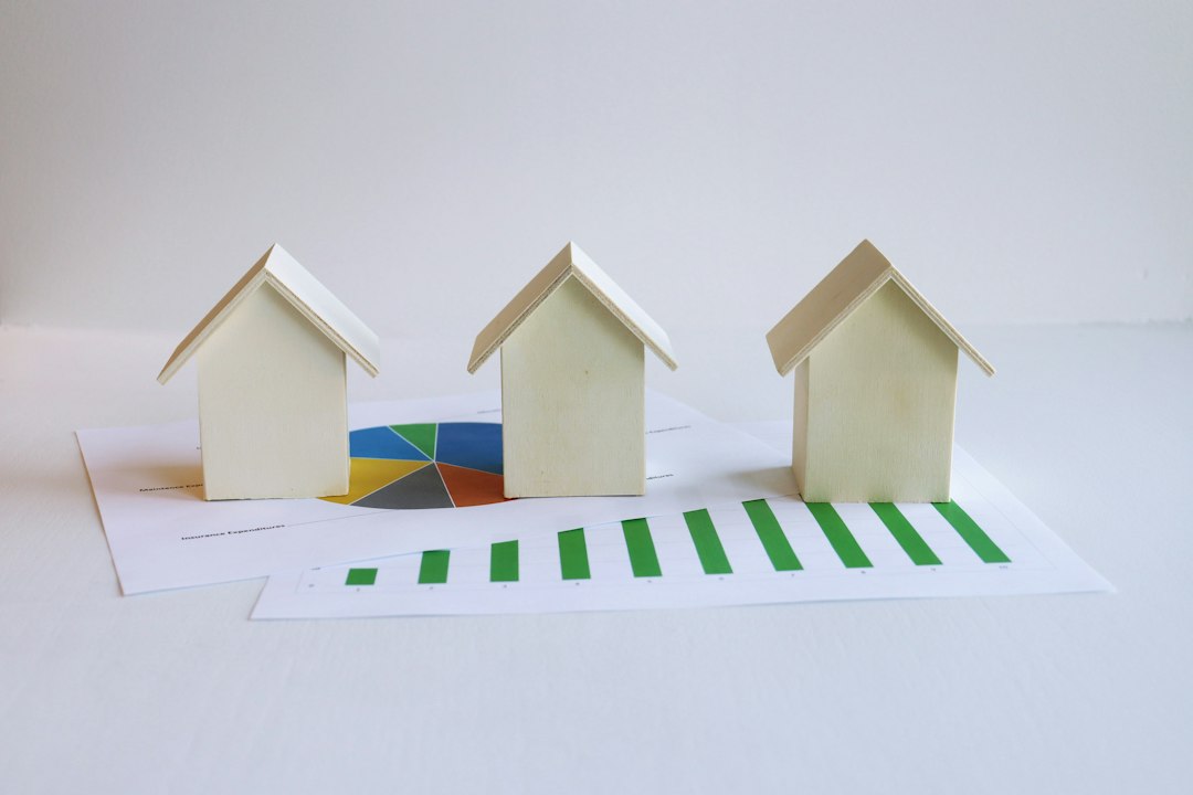Des maisons miniatures sont posées sur des documents de financement