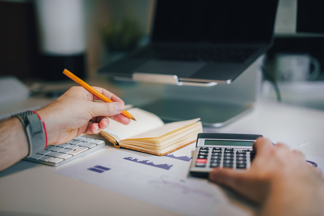 Calculatrice et monnaie pour mesurer une réduction d’impôt