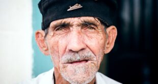 Portrait d’un homme âgé portant un béret
