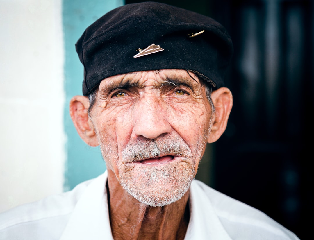 Homme âgé portant un béret