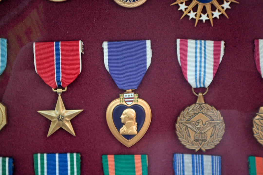 Médailles militaires présentées dans une vitrine