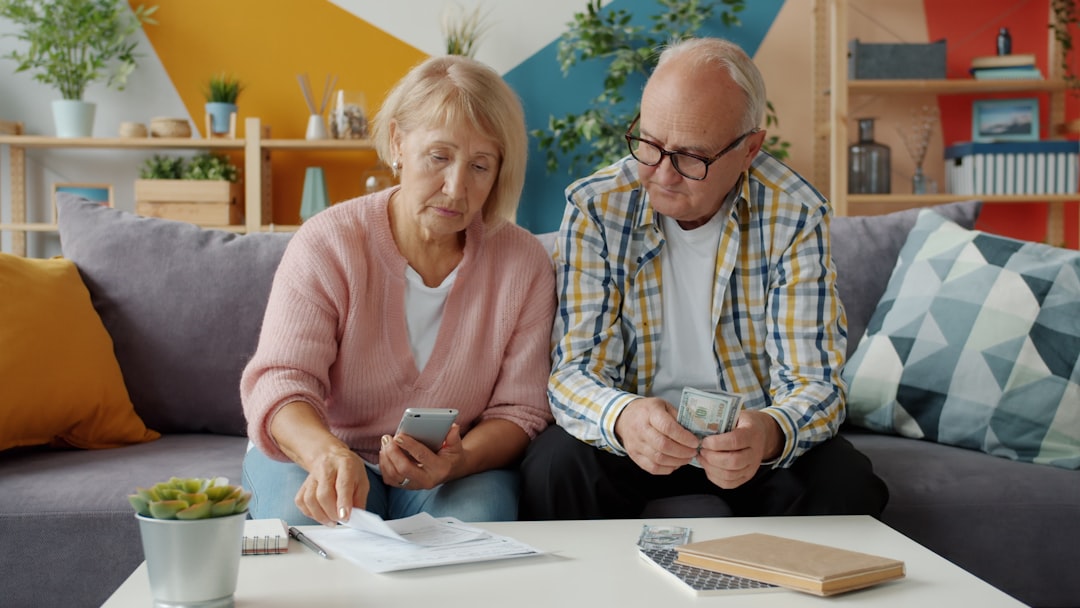 Couple de seniors contrôlant des documents fiscaux