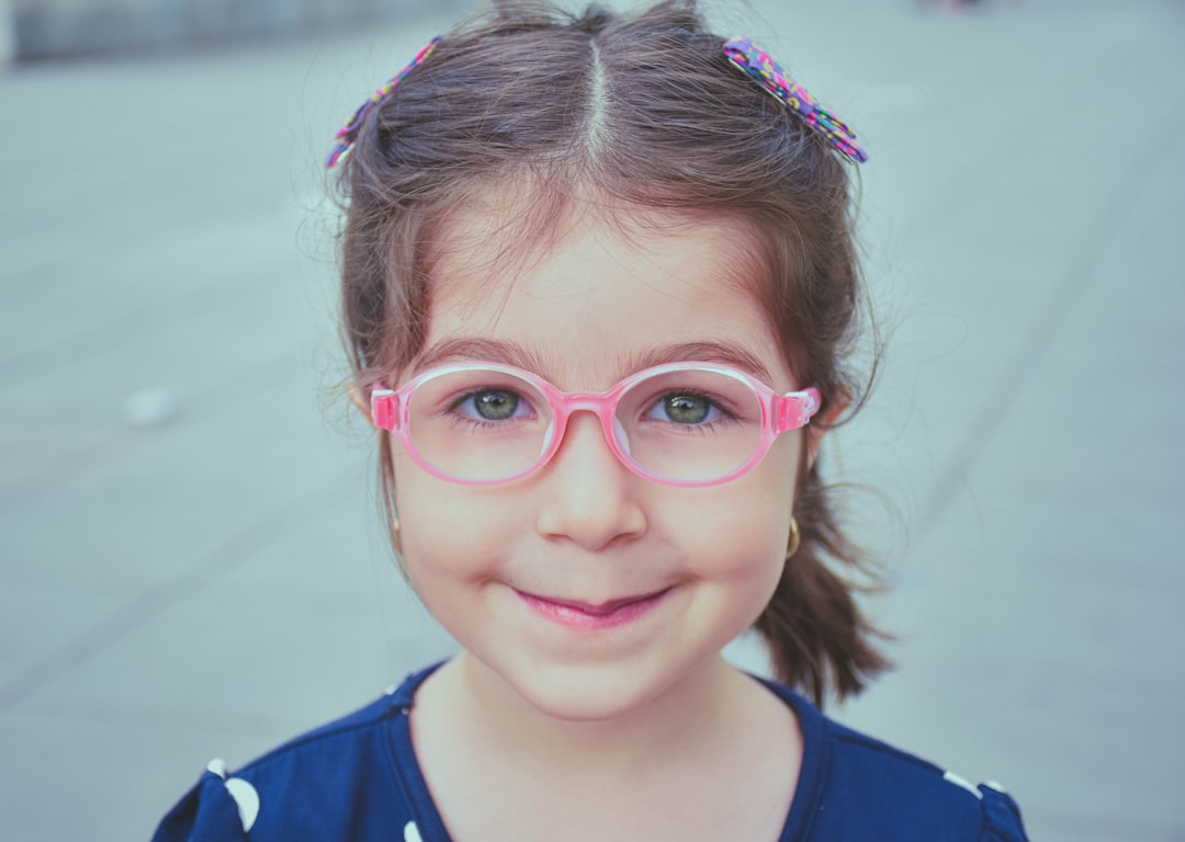 Enfant portant des lunettes lors de la rentrée scolaire