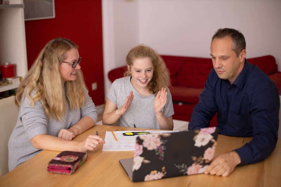 Une famille échange autour de documents pour préparer une transmission