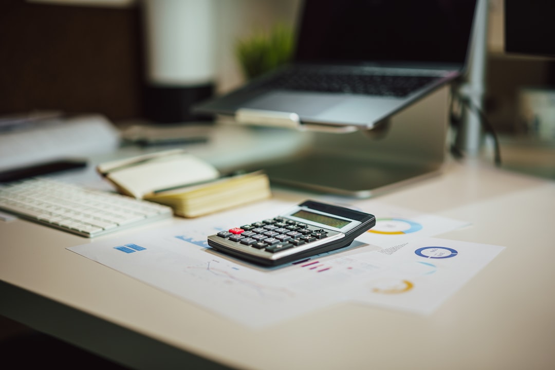 Calculatrice utilisée pour suivre la facturation électronique d’une entreprise