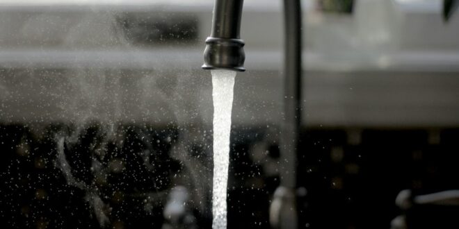 Facture d’eau trop élevée : votre commune peut-elle vous accorder un tarif social ou une aide pour la payer ?