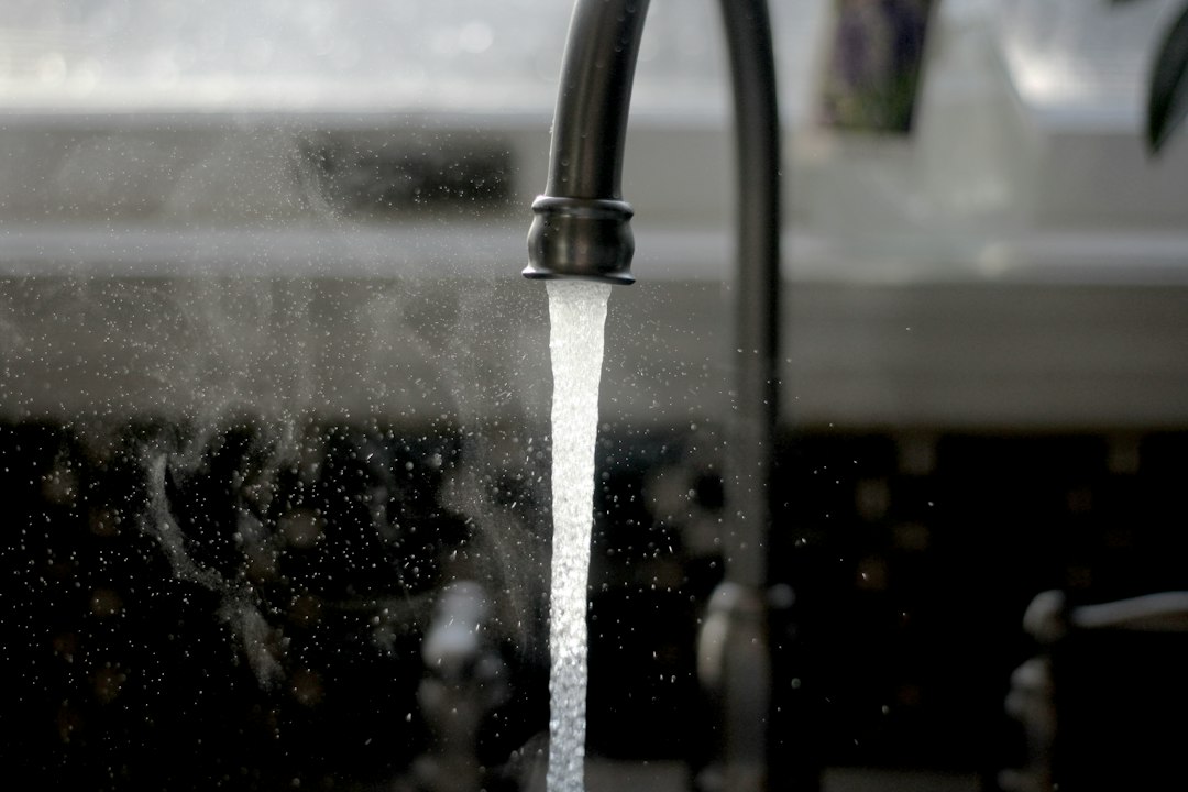 De l’eau coule d’un robinet dans un logement