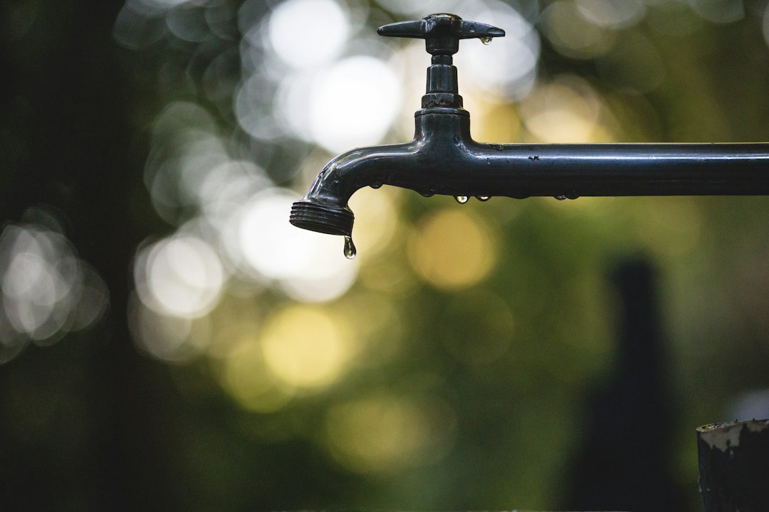 Un robinet ouvert illustre la consommation d’eau d’un foyer
