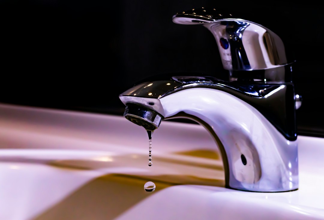 Des gouttes d’eau tombent d’un robinet