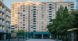 Un ensemble de logements collectifs illustre une demande de logement social