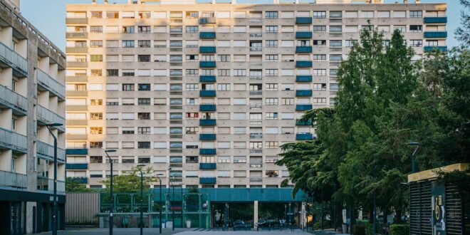 Un ensemble de logements collectifs illustre une demande de logement social