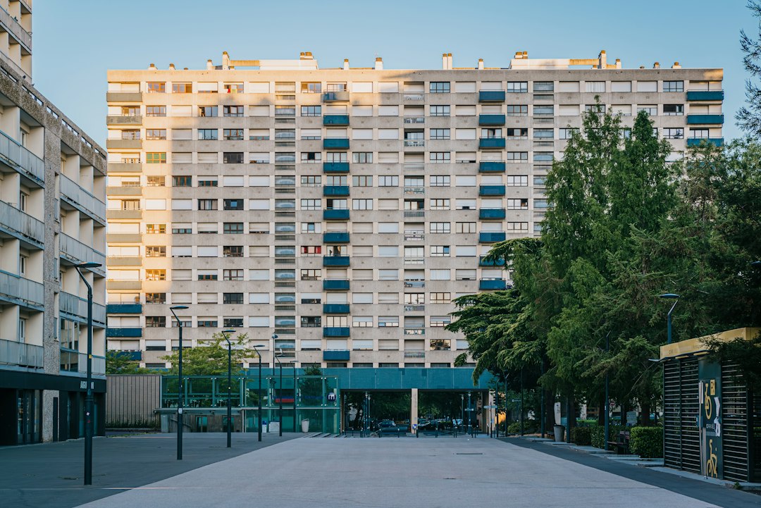 Un ensemble de logements collectifs illustre une demande de logement social