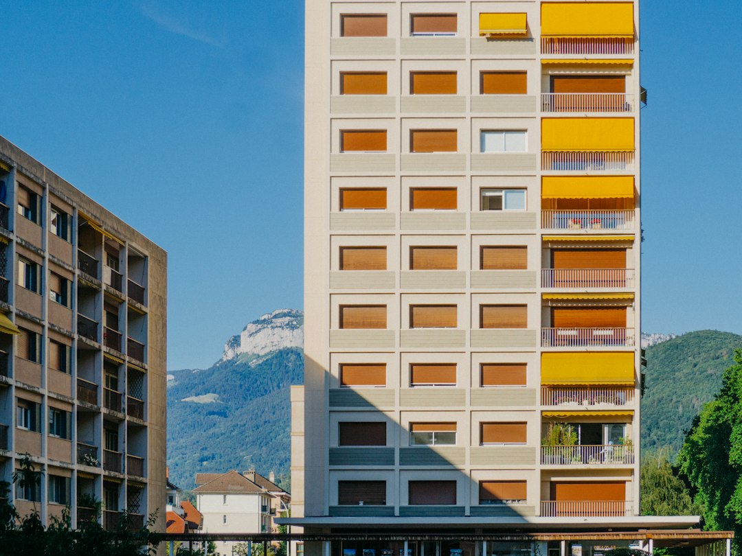 Des immeubles de logements collectifs vus depuis l’extérieur