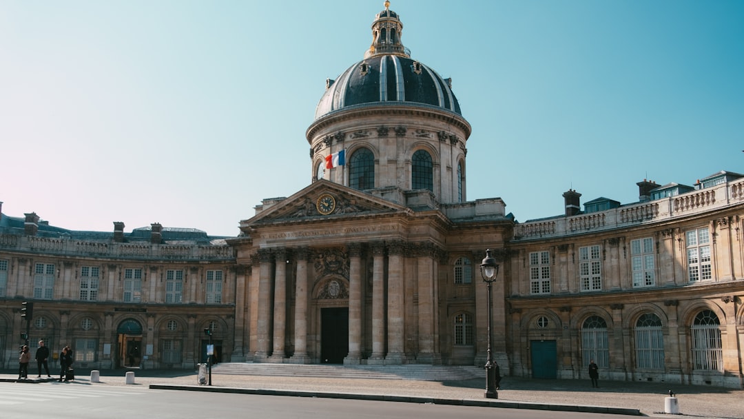 Bâtiment judiciaire évoquant les conséquences d’un délai dépassé