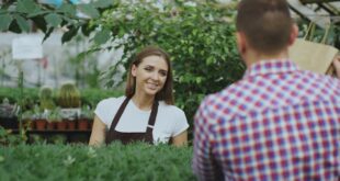 Jeune salariée travaillant pendant un emploi saisonnier