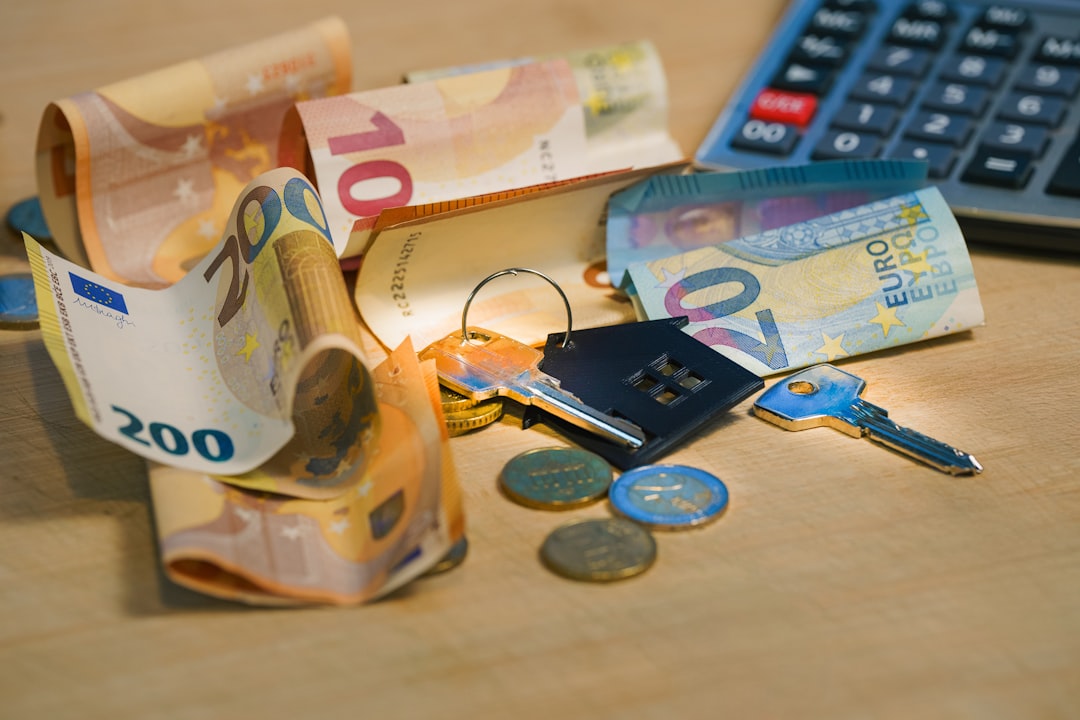 Calculatrice, euros et clés pour comparer loyer réduit et avantage fiscal