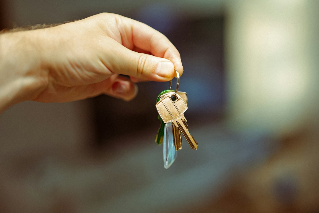 Une main remet les clés d’un logement destiné à la location