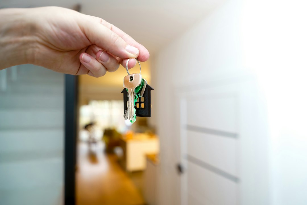 Un agent présente les clés d’un appartement meublé