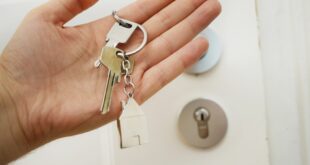 Clés d’un logement posées près d’un contrat de location