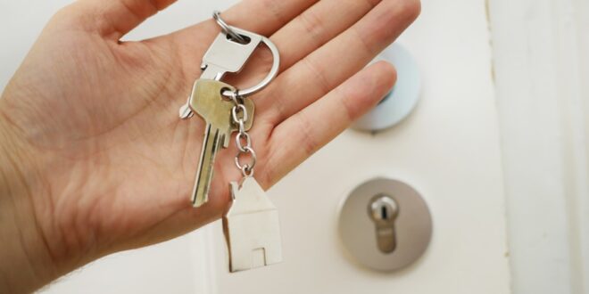 Clés d’un logement posées près d’un contrat de location