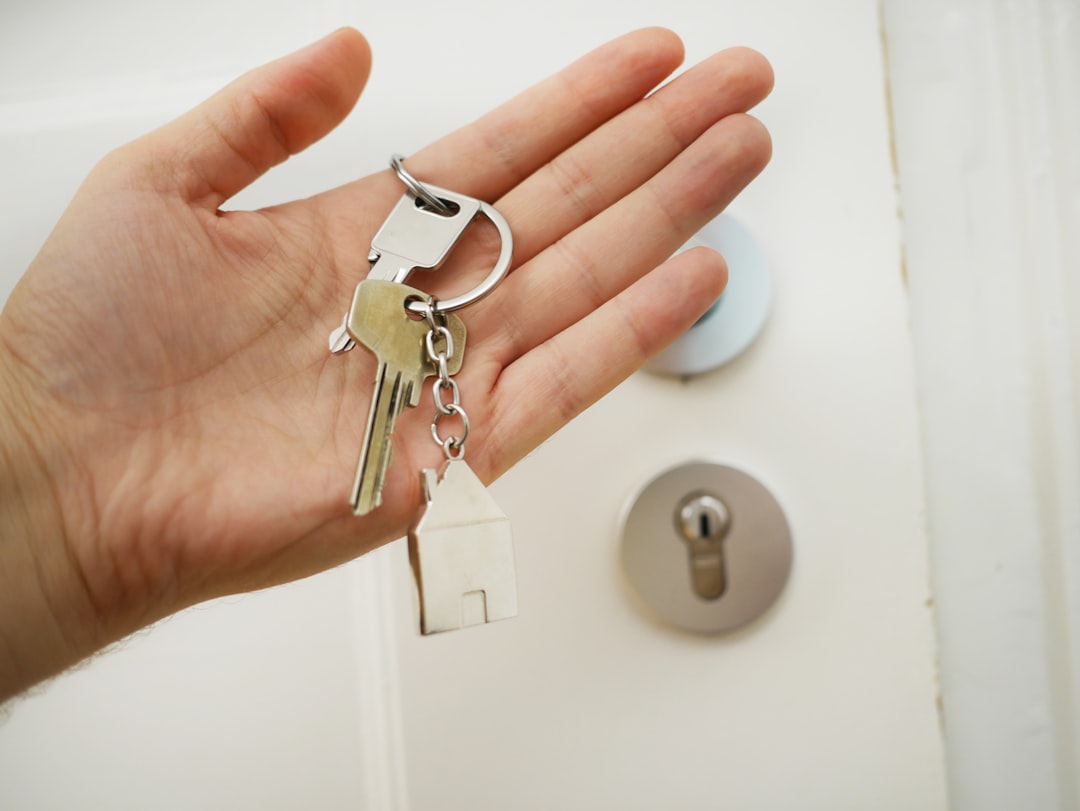 Clés d’un logement posées près d’un contrat de location