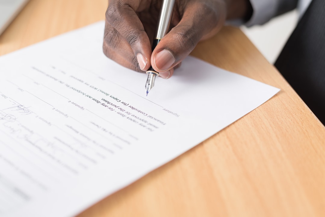 Signature d’un document pour vérifier une révision annuelle de loyer