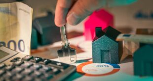 Une clé de logement illustre une dette liée à un bail locatif