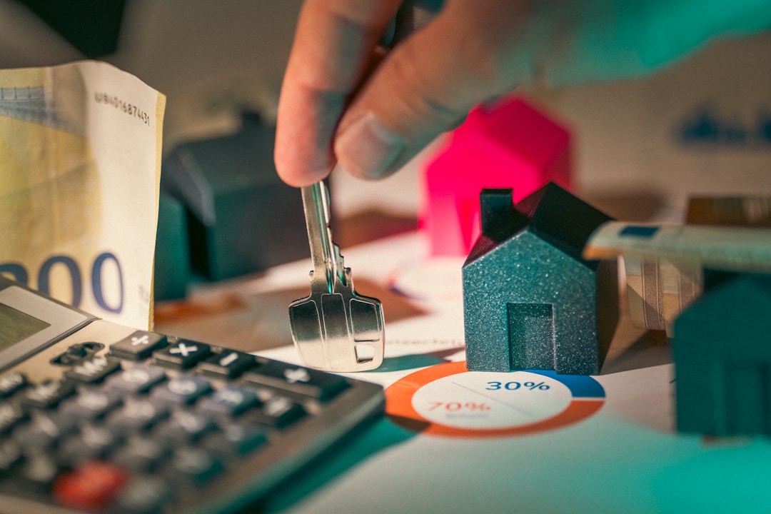 Une clé de logement illustre une dette liée à un bail locatif