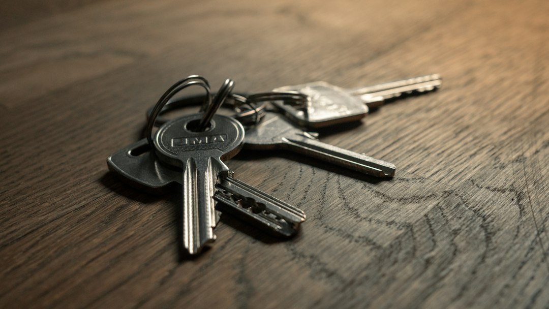Des clés de logement sont posées sur une table