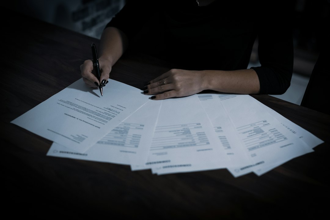 Une locataire signe un document relatif à son logement